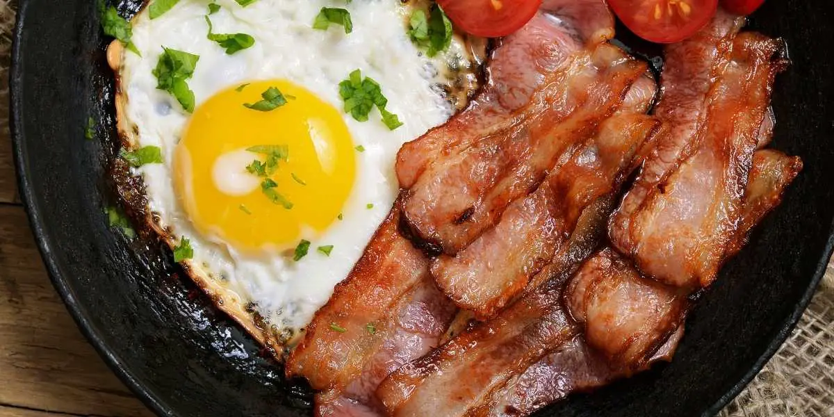 What are the benefits of eating bacon on a keto diet?